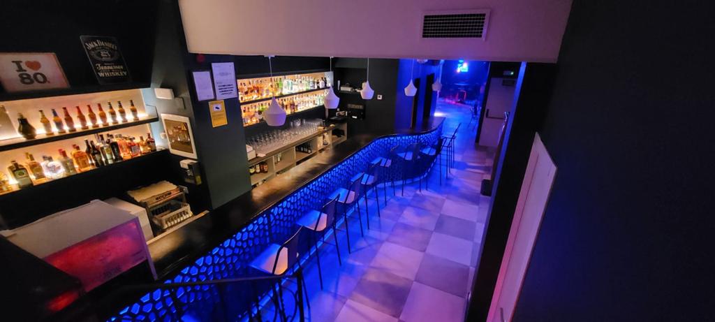 Local con zona de juegos y barra americana para fiesta de fin de curso de la ESO en Barcelona