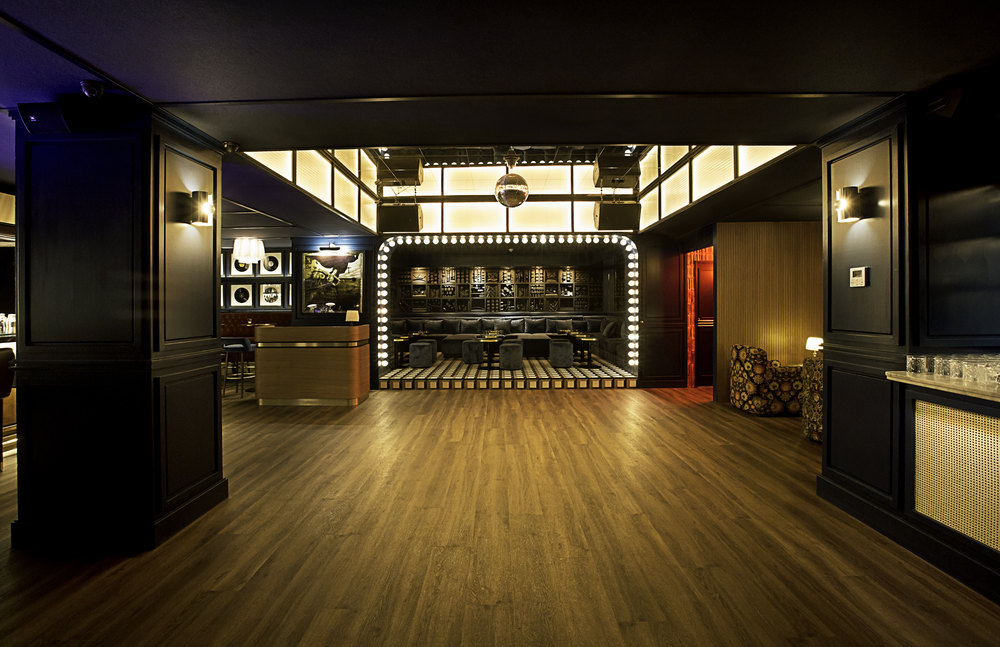 Local diáfano con mesas y zona reservada para celebraciones de grupos en Barcelona
